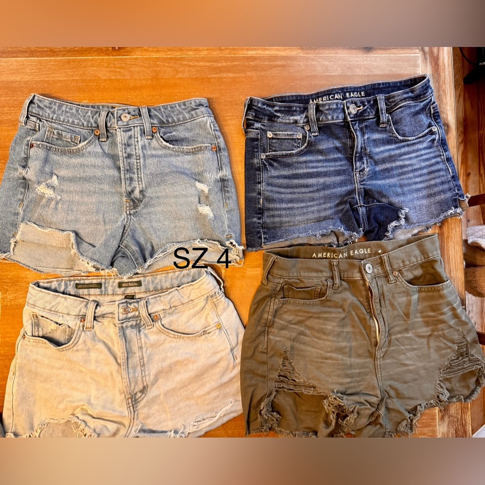 20 pairs of  women’s shorts 15 pairs size 4 &
5 pairs of 5 closet clean out!